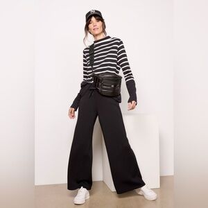 SPANX Black/Porcelain AirEssentials Mock Pullover Size Medium‎
